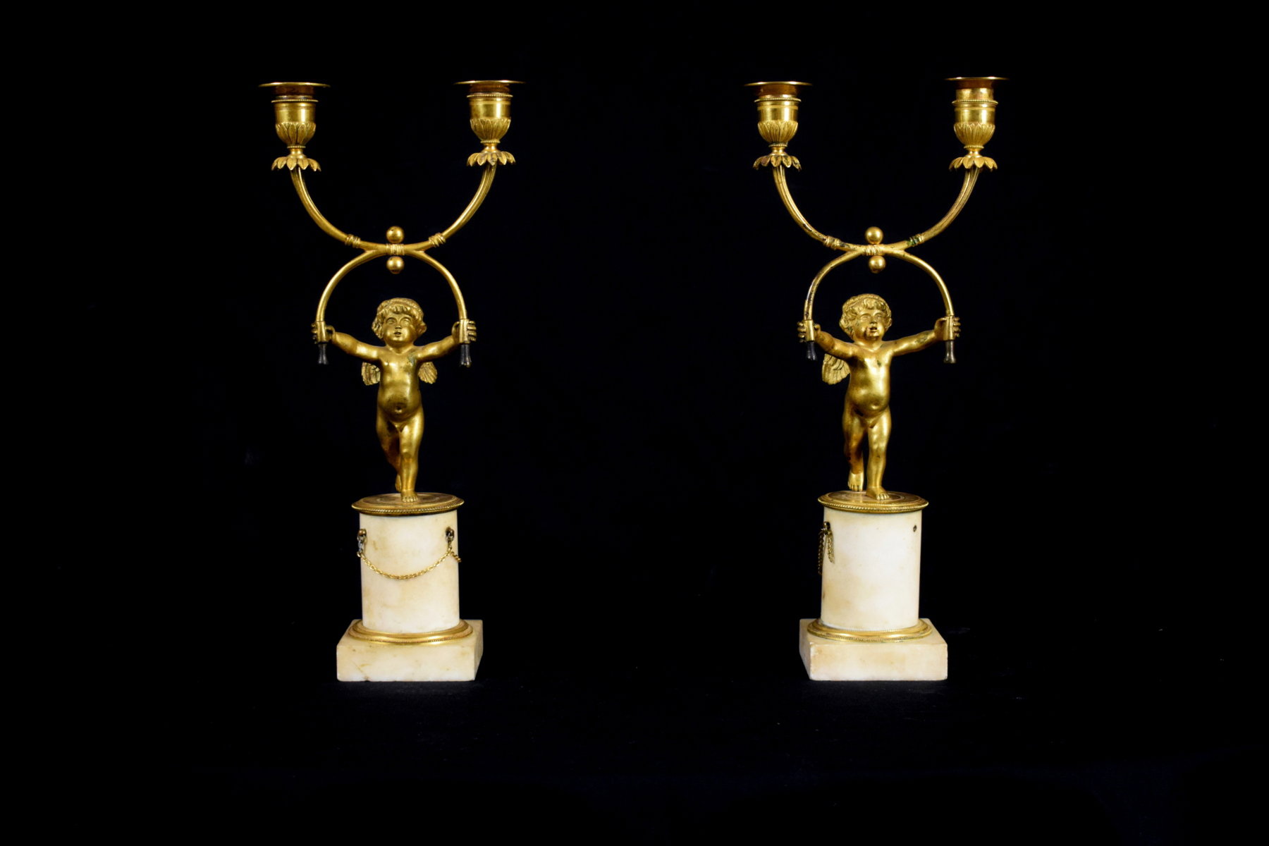 Coppia di Candelieri a due luci in bronzo cesellato e dorato, Epoca Luigi XVI, Francia
